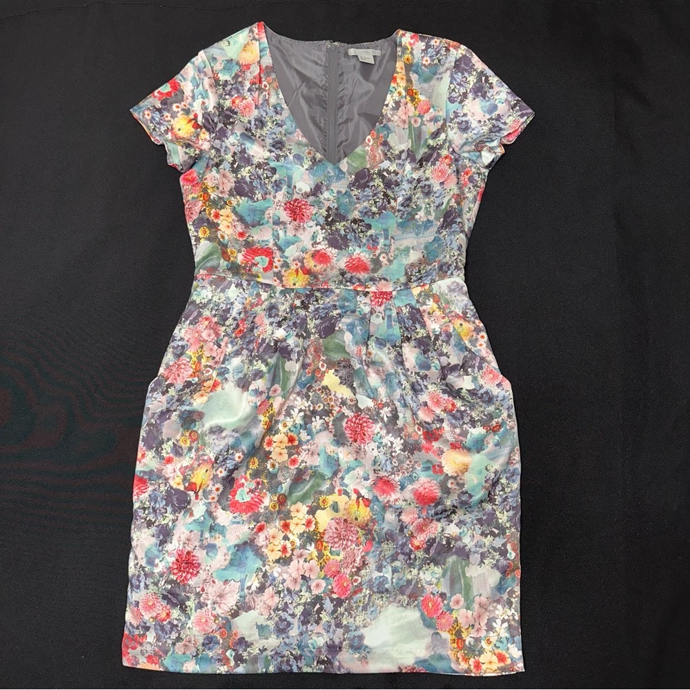 H&M dress size 8 floral v-neck with pockets